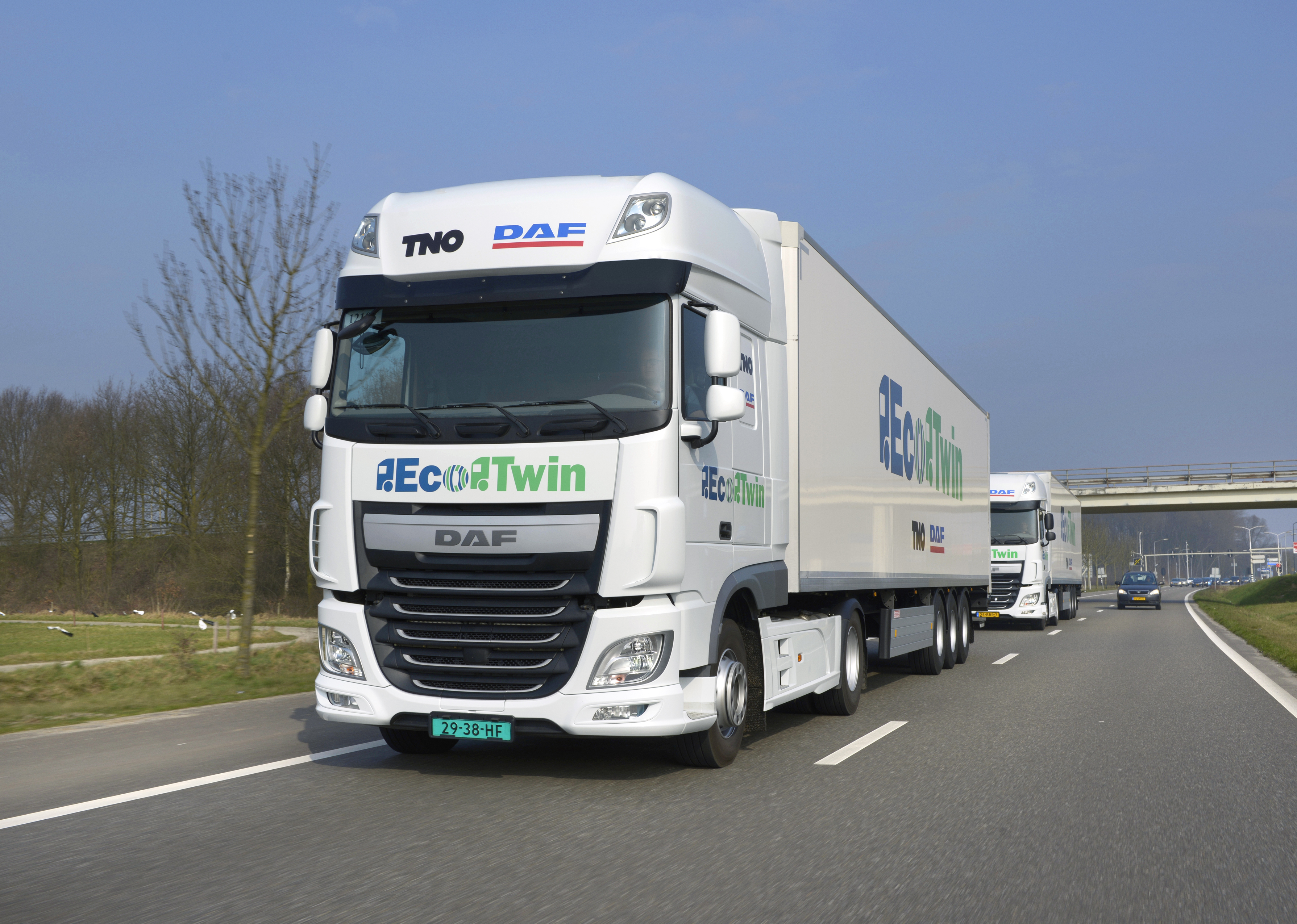 статистика продаж грузовых автомобилей. завод даф в голландии. джамбо фура jumbo. автопарк грузовых машин. грузовик страны производители.