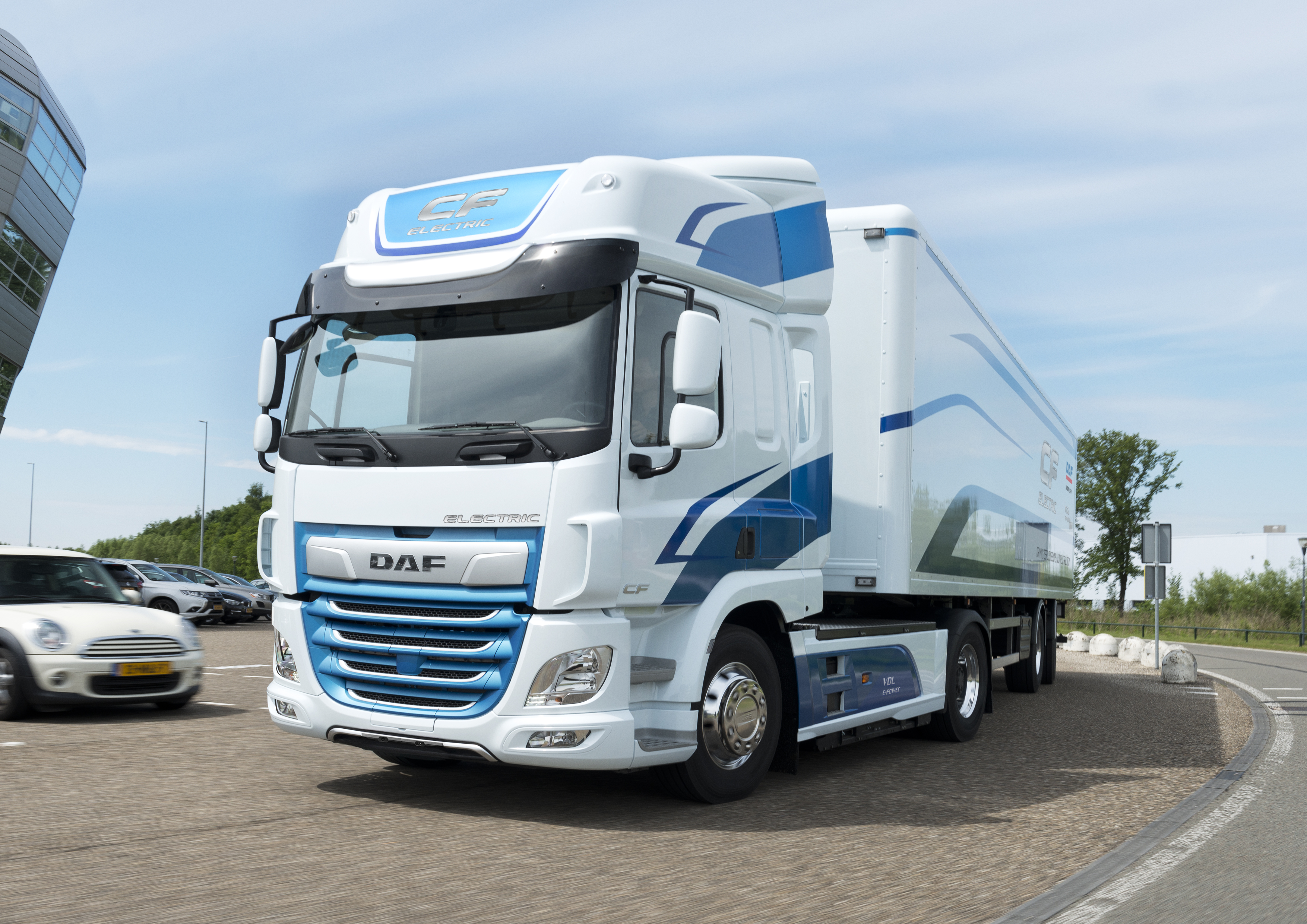 DAF partners with VDL Groep for fully electric CF truck ...