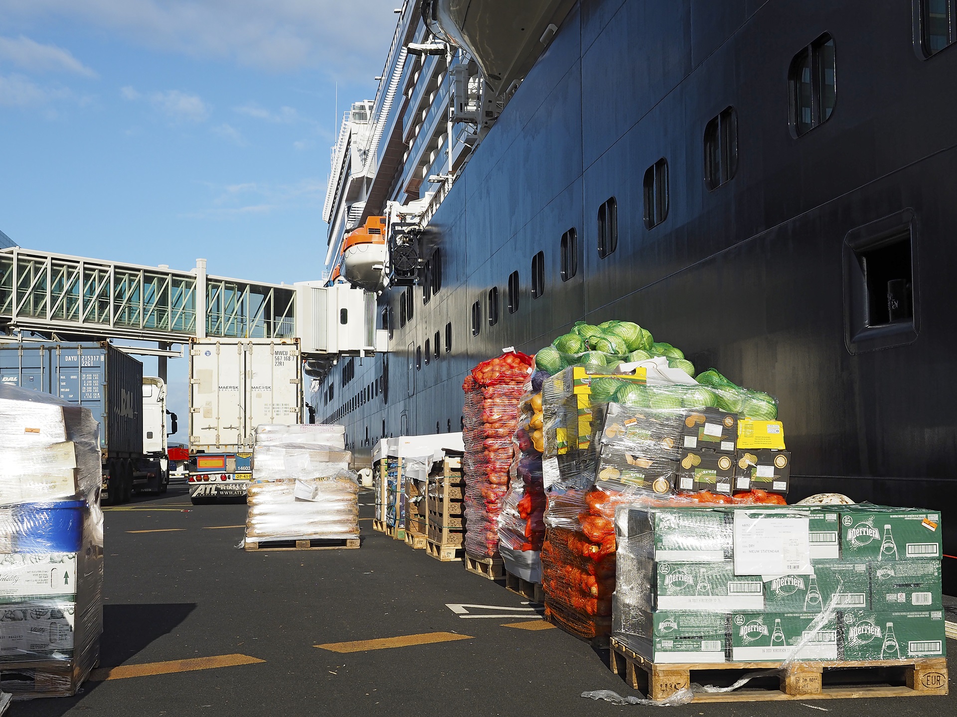 Supplying-CruiseShips-HZ-BRO_0054a