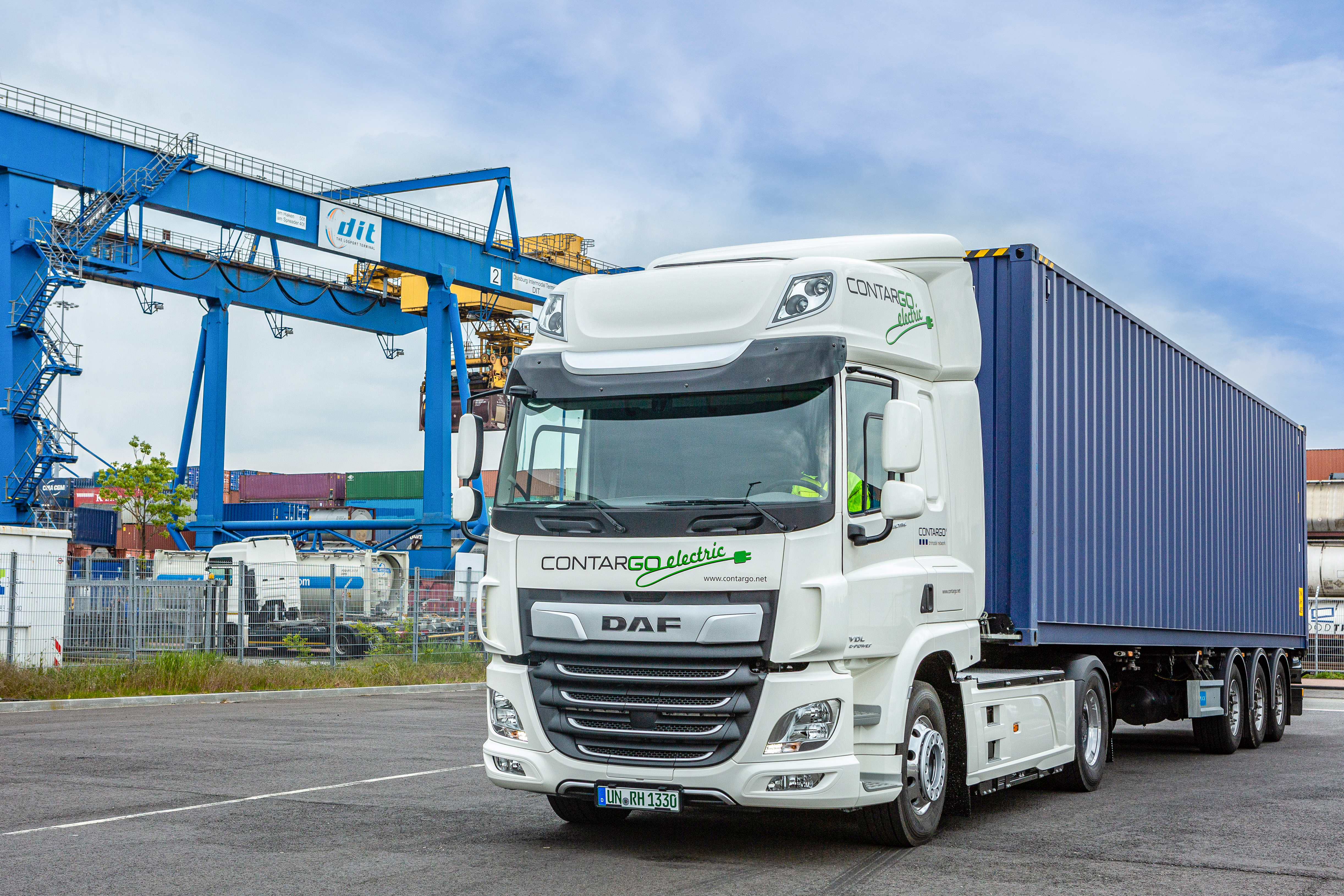 DAF-CF-Electric-wins-Green-Trucks-Award-2019-DAF-CF-Electric-in-use-at-Contargo-01