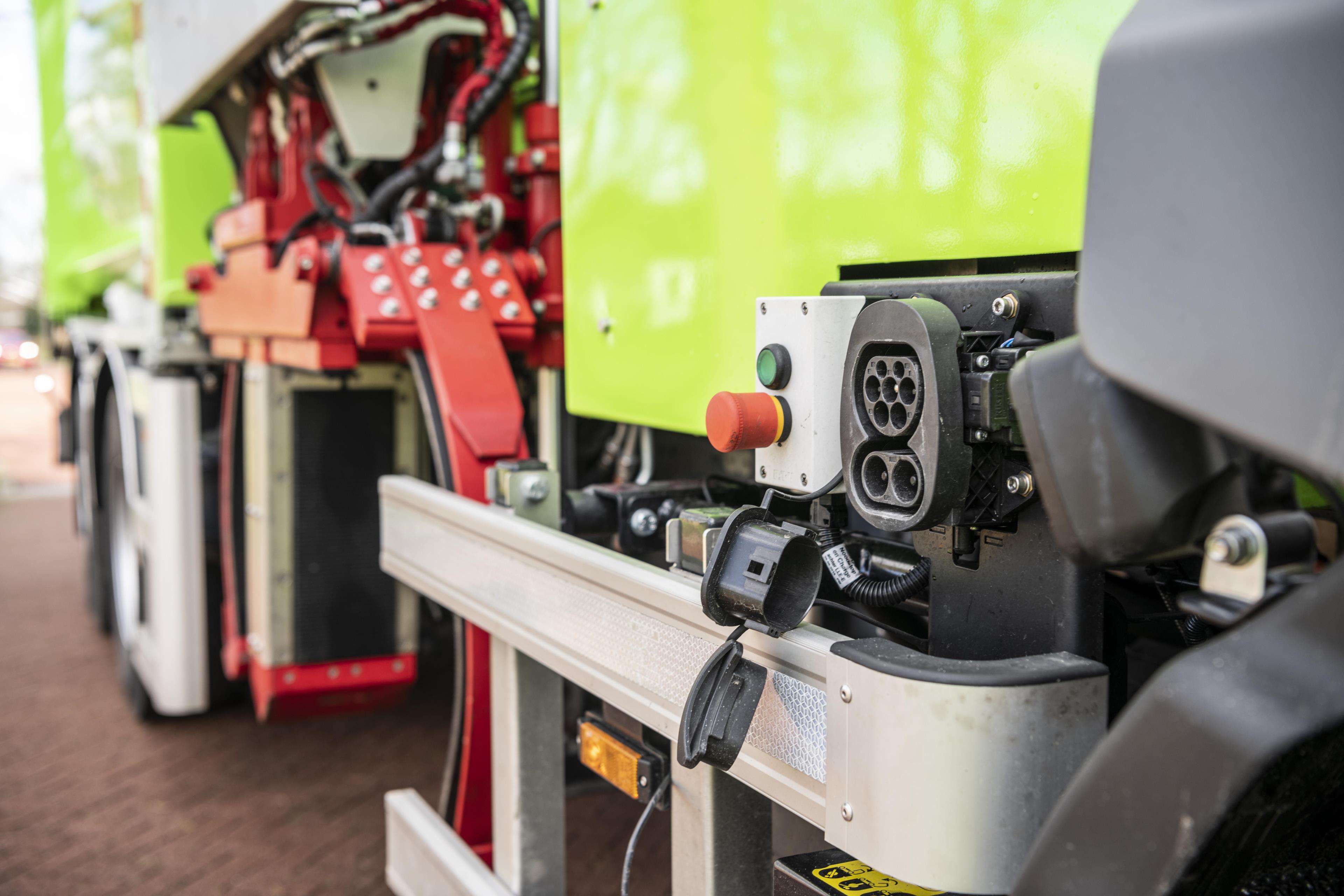 First-DAF-CF-Electric-refuse-collection-truck-delivered-to-ROVA-05