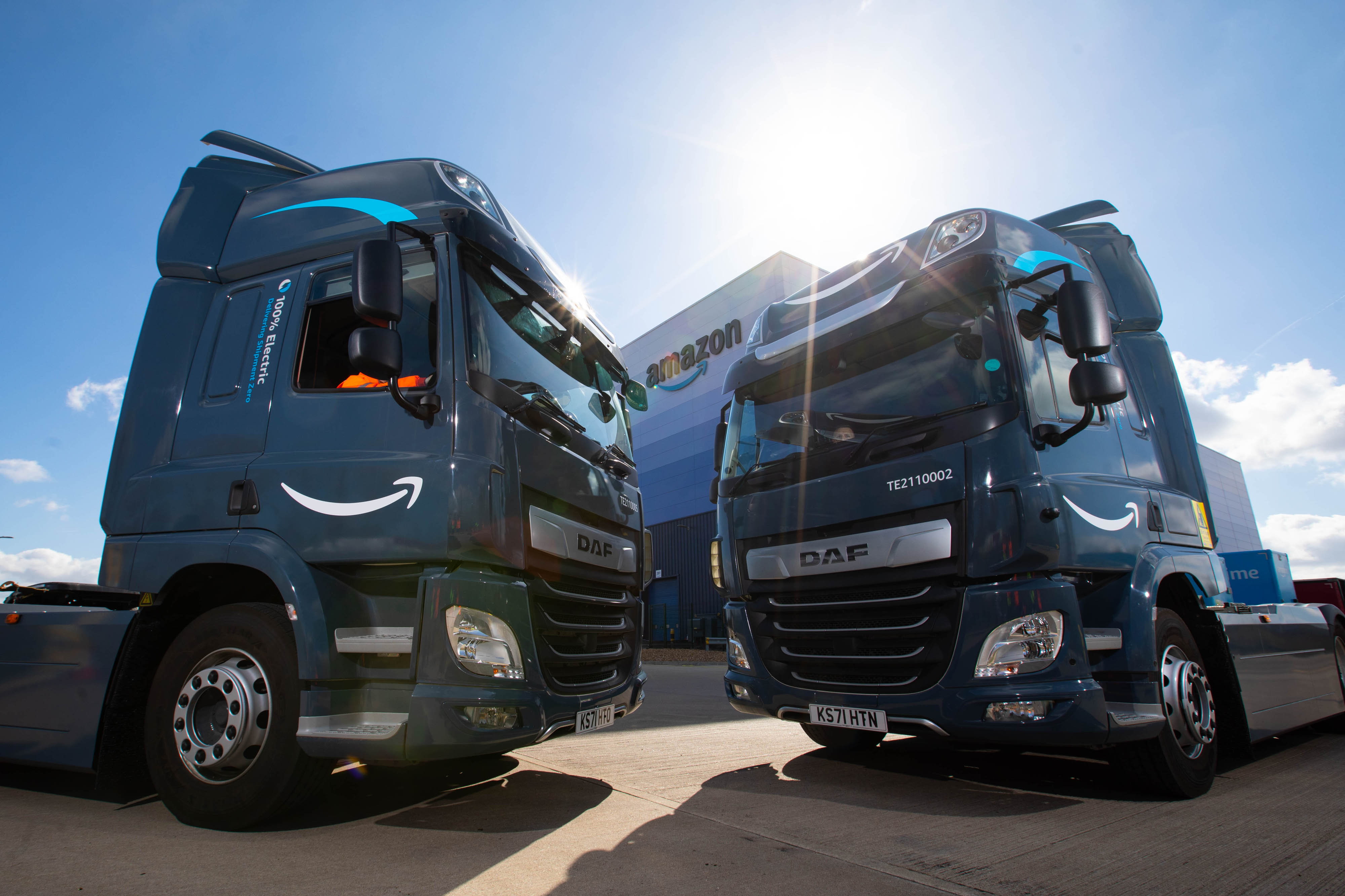 Daf Delivers Five Cf Electric Trucks To Amazon Uk Daf Trucks N V