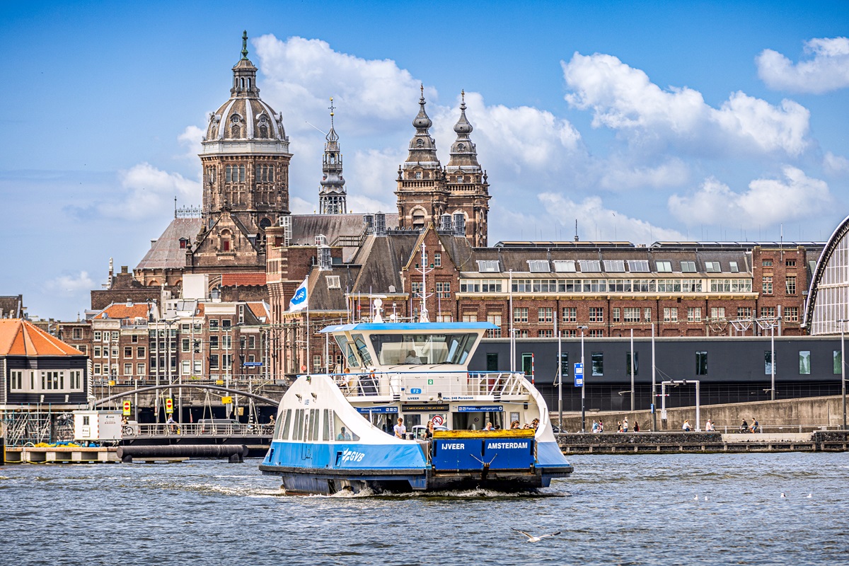 Zuinige-schone-PACCAR-motoren-voor-Amsterdamse-IJveer-01