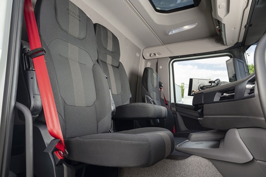 1010-DAF-XD-Electric-Day-Cab-with-three-Seats