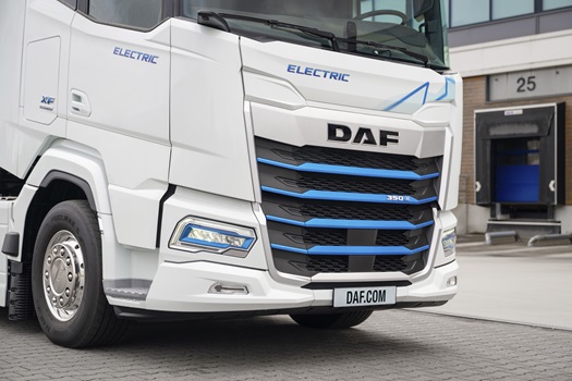 501-DAF-XF-Electric-Tractor