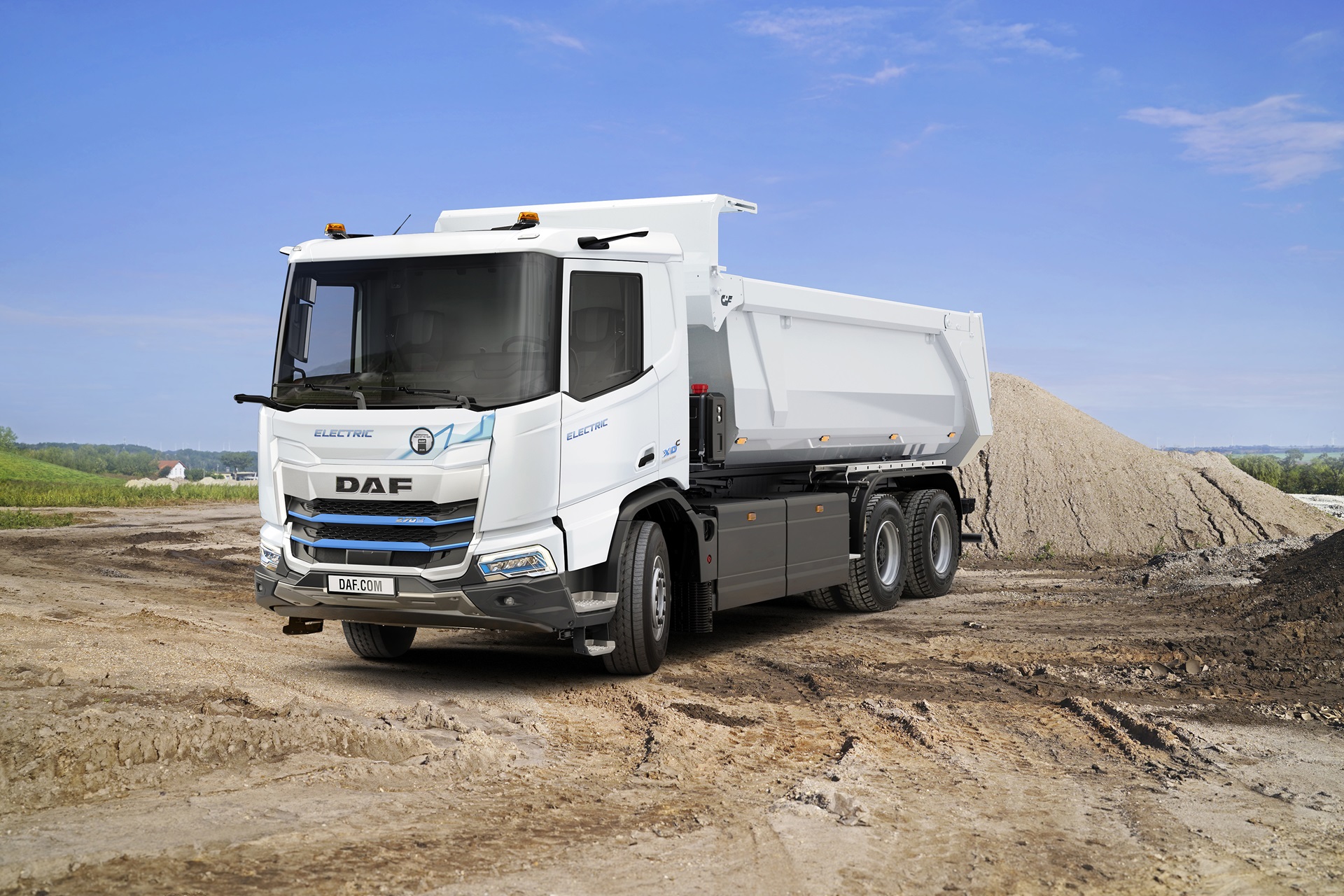 DAF-expands-range-of-electric-trucks-01